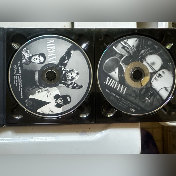 Collectible Nirvana 4 CDs with Book - Picture 6 of 15